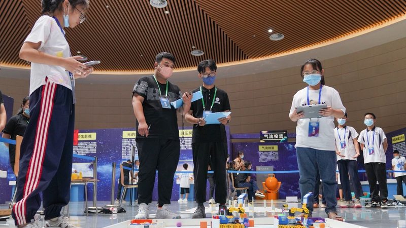 将智能客服集成到微信小程序或公众号中。具体操作步骤如下：